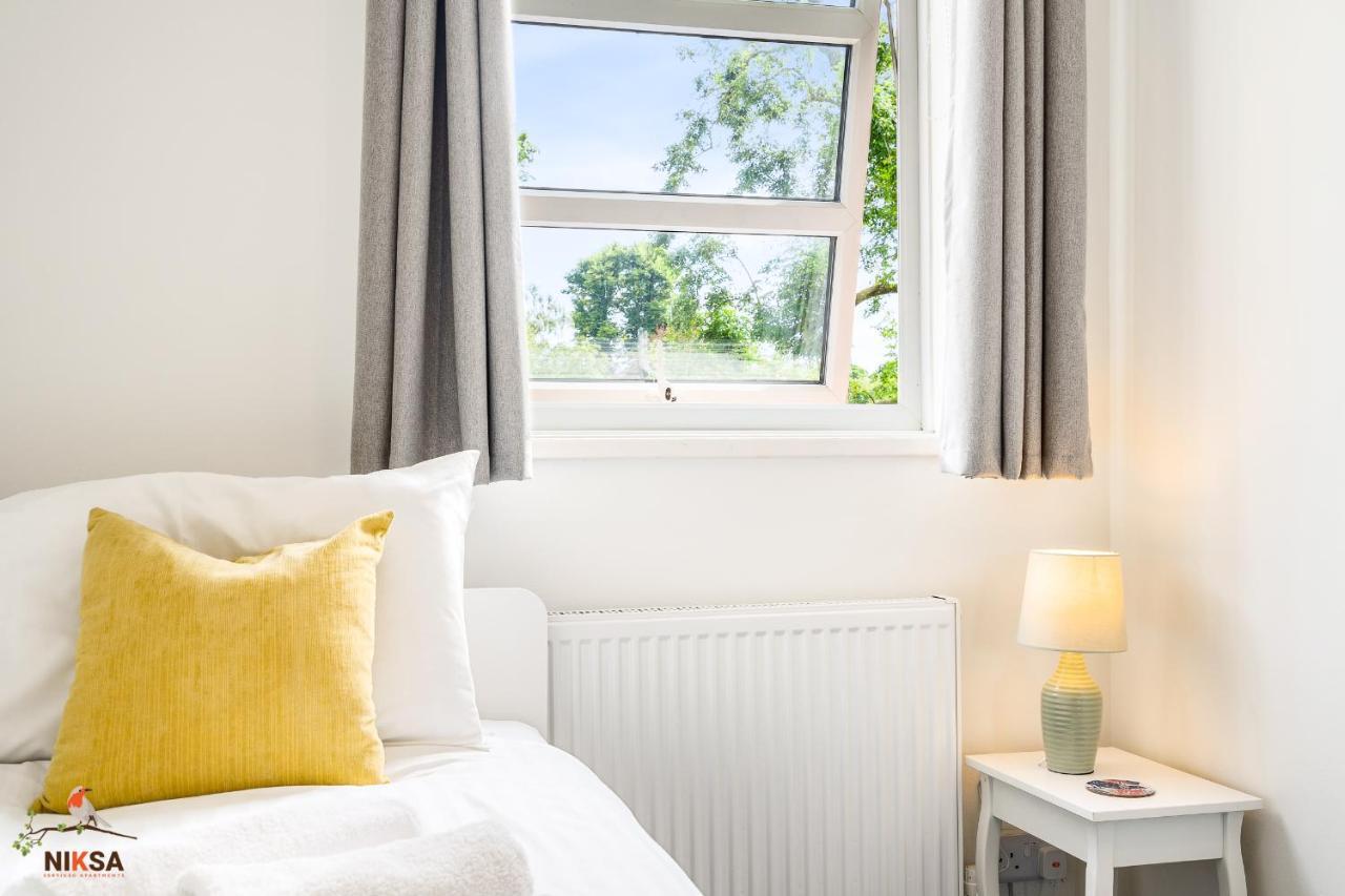 Niksa Serviced Accommodation - 3 Bedroom House Welwyn Garden City Exteriör bild